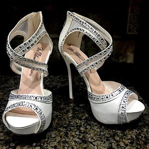 De Blossom Collection White Sparkly Peep-Toe Heels